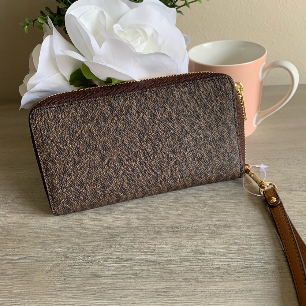 Michael Kors wristlet - Picture 3 of 6